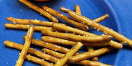 *SN: 11g or 20 Pretzel Sticks, (1/2 oz GR)