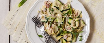 Courgetti Noodles with Pesto, Peas and Pancetta