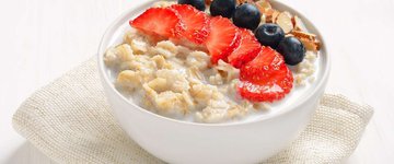 Hearty Oatmeal with Frozen Berries and Almonds