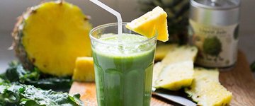 Steamed Kale and Pineapple Smoothie