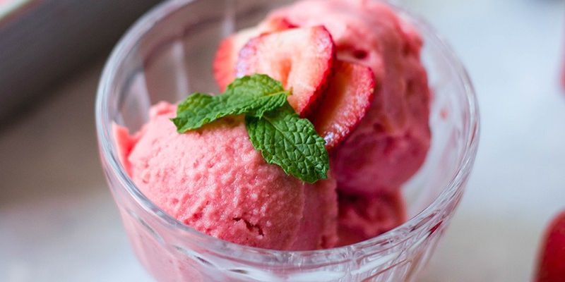 4-Ingredient Strawberry Frozen Yogurt