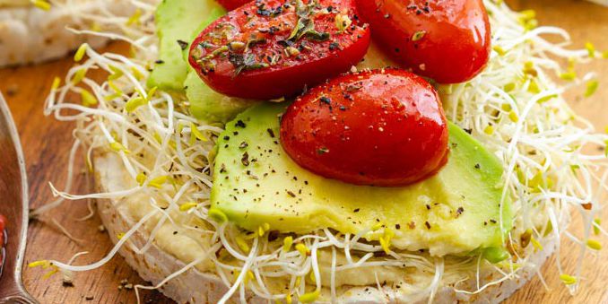 Rice Cakes with Hummus and Roasted Tomatoes