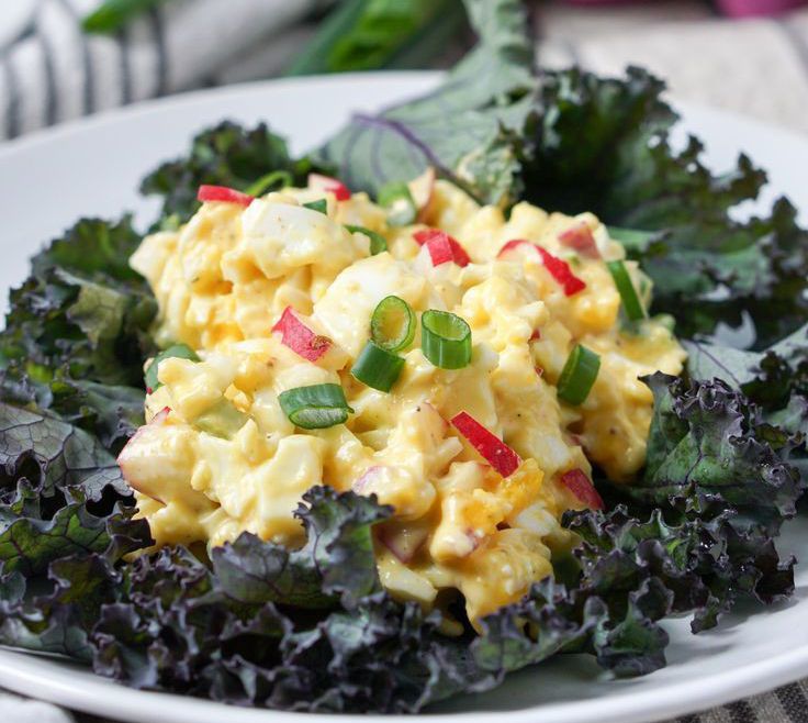 Sriracha Egg Salad with Kale Chips