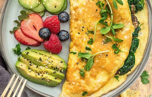 Omelette with avocado and berries